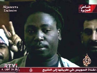 Двое мужчин, которые попали в плен к иракцам и портреты которых были показаны катарским телеканалом Al-Jazeera, являются гражданскими лицами, работающими на британскую армию