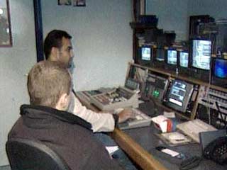 студии оппозиционных СМИ разворачиваются в одном из районов на юге Ирака. Радио- и телестанции, отмечает газета, оснащены самым современным оборудованием