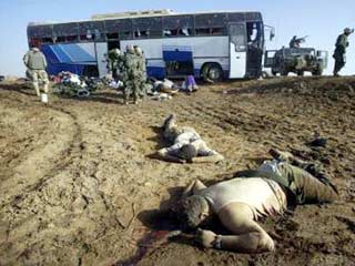 Американские морские пехотинцы в районе ожесточенных боев у города Эн-Насирия подбили гражданский автобус, в котором найдены тела 12 безоружных иракцев