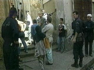 По оценкам западных экспертов, с начала 1992 года жертвами противостояния между алжирскими властями и религиозными экстремистами стали около 100 тысяч простых алжирцев