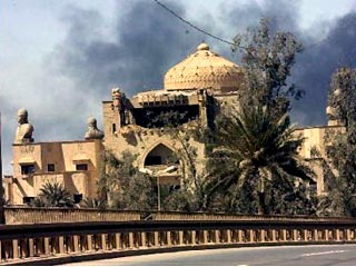 В результате сегодняшней бомбардировки в Багдаде разрушена штаб-квартира правящей парии "Баас"