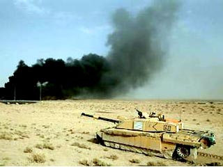 В результате обстрела британскими танками иракского продовольственного склада в Басре в пятницу сгорела автомашина съемочной группы катарского телеканала Al-Jazeera