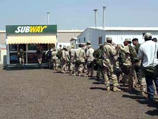 Водитель грузовика направил автомобиль в группу военнослужащих, стоявших в очереди в магазин близ американской военной базы в Кувейте