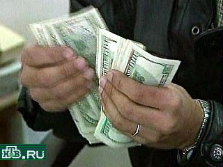 100-долларовые купюры мошеннике незаметно меняют на купюру по одному доллару, которые и возвращаются потерявшим бдительность иностранцам