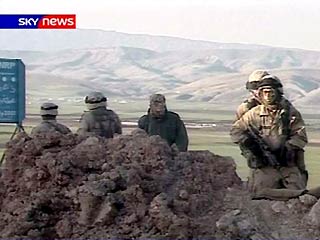 На севере Ирака в Найнаве иракские солдаты при поддержке ополченцев окружили группу десантников коалиции, которые высадились в гористой местности. Как сообщает Al-Jazeera, идет ожесточенная перестрелка