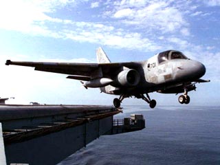 Самолет S-3B Viking соскользнул с палубы в воды Персидского залива