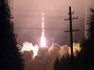 Стартовавшая сегодня в 5:53 с Государственного испытательного космодрома Плесецк ракета-носитель среднего класса "Молния-М" в 6:50 успешно вывела на высокую эллиптическую орбиту космический аппарат серии "Молния" в интересах министерства обороны Российско