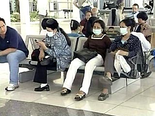 Десять ведущих японских туристических компаний заморозили в этом месяце туры в Гонконг и южную китайскую провинцию Гуандун, где свирепствует смертоносный вирус атипичной пневмонии