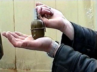 Боевую гранату РГН-2, которая была спрятана в выпотрошенной голове крупного сазана, обнаружил при осмотре автобуса контрольный пост ставропольской милиции вечером в пятницу