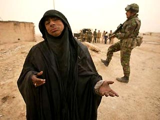 Американские войска начали обыскивать на блокпостах иракских женщин