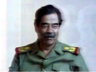 Иракское телевидение в субботу показало встречу президента Саддама Хусейна с сыновьями Кусеем и Удеем