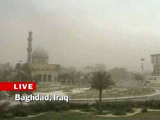 Американские войска подняли звездно-полосатый флаг над захваченным сегодня главным президентским дворцом в центре Багдада на западном берегу реки Тигр