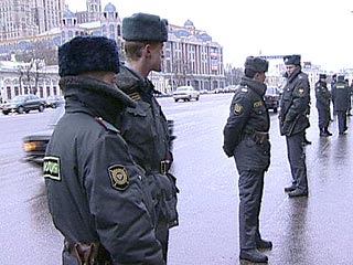 Милиция задержала в Москве несколько участников антивоенной манифестации у посольства США, пытавшихся забросать дипмиссию "некими предметами"
