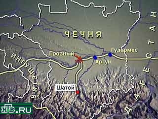 В Чечне в семи километрах южнее Грозного на фугасе подорвался БТР федеральных сил