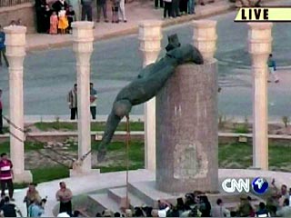 В 18:50 по московскому времени статуя Саддама была свалена на землю