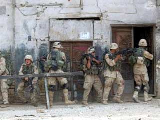 Американские морские пехотинцы обыскивают мечеть в Багдаде, в которой, как они предполагают, может укрываться Саддам Хусейн
