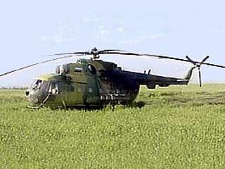 В Веселовском районе Ростовской области "КамАЗ" столкнулся с вертолетом. Произошел этот курьезный инцидент на поле фермерского хозяйства "Восход".