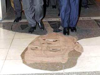 Вооруженные отбойными молотками и ломами спецназовцы выломали мозаичное изображение экс-президента США Джорджа Буша-старшего, выложенное иракцами на полу у входа в  гостиницу "Ар-Рашид"