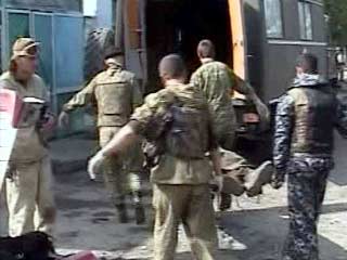 Шесть российских военных погибли в результате нападения боевиков на бронеколонну федеральных сил в Чечне