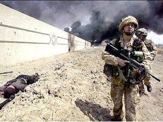 Британские военнослужащие застрелили пять мужчин, пытавшихся ограбить банк в Басре, которые открыли по ним огонь