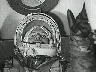 Военный летчик, старший лейтенант Юрий Гагарин на космическом корабле "Восток" стартовал с Байконура и совершил первый в истории человечества облет Земли