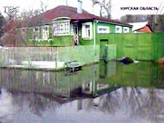 Сложная паводковая ситуация сложилась в Курске: 38 улиц и 256 домов подтоплены, и вода, против ожиданий синоптиков, за ночь не спала