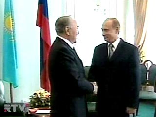 Президенты России Владимир Путин и Казахстана Нурсултан Назарбаев призвали друг друга расширять сотрудничество