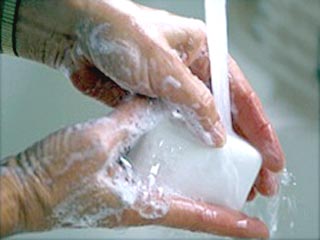 Чтобы избежать атипичной пневмонии, надо мыть руки с мылом