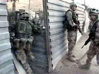 В оперативной сводке, распространенной в четверг передовым штабом СЕНТКОМ в лагере Ас-Саилийа в Катаре говорится, что трое иракцев предложили американскому армейскому патрулю в составе трех военнослужащих проводить их на склад боеприпасов