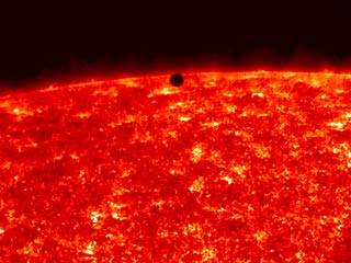 7 мая на диске Солнца появится черная точка. Данное явление можно будет наблюдать в Европе, Азии, Австралии в течение 4-х часов, однако в России это явление наблюдаться не будет. эффект движущейся точки создает перемещение планеты Меркурий по диску Солнца