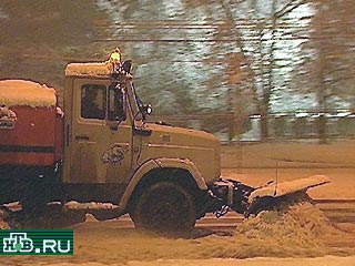 Более 3 тысяч снегоуборочных машин выведены на улицы Москвы. Дорожные службы столицы были заранее предупреждены о надвигающемся на город снегопаде