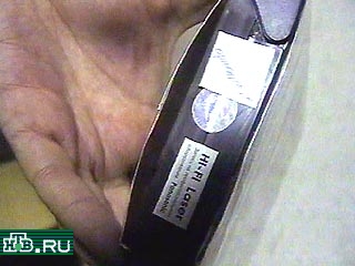 О существовании фирмы под названием "Студия 830" в милиции знали давно. Оперативники несколько раз изымали на рынках Екатеринбурга пиратские видеокассеты с голограммой этой студии.
