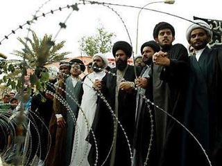 Несколько сотен участников сидячей забастовки требуют освободить арестованного накануне в Багдаде американскими военными одного из духовных лидеров шиитов шейха Фартуси