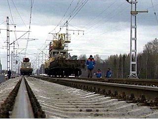 Под Омском железнодорожный кран снес 5 километров опор контактной сети