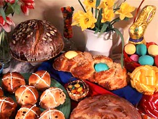 На Руси в Чистый Четверг начинали готовиться к предстоящей праздничной  трапезе: красили яйца, пекли куличи, делали из творога пасху