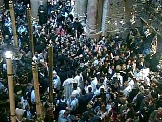 Тысячи верующих собрались в храме Гроба Господня в Иерусалиме в ожидании схождения Благодатного Огня
