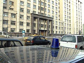 В старое здание Госдумы на Охотном Ряду, напротив гостиницы "Москва", через центральный подъезд сегодня днем, около 13:15 по московскому времени, проник человек без документов