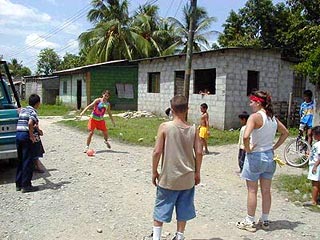 Полиция в Гондурасе арестовала трех подростков, игравших в футбол человеческим черепом