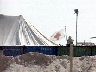 Американская тюрьма для иракских военнопленных называется Camp Bucca и находится в пустыне, в нескольких километрах от порта Умм-Каср. Этот огромный четырехугольник с контейнерами и палатками должны были охранять 9000 солдат