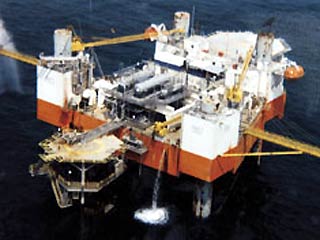 Бастующие работники нефтеперерабатывающей отрасли Нигерии захватили 97 заложников, включая 17 американцев и 35 британцев, на четырех нефтяных вышках в открытом море
