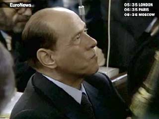 В понедельник итальянский премьер-министр Сильвио Берлускони прибыл в Миланский дворец правосудия, чтобы отвергнуть выдвинутое против него обвинение в коррупции на процессе компании SME