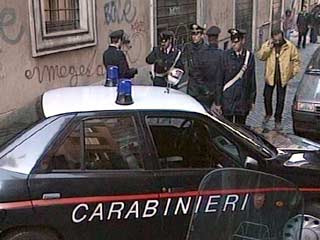 Один человек убит и трое ранены, причем двое из них тяжело в результате стрельбы из окна квартиры спального района Милана, где забаррикадировался 30-летний итальянец, имя которого не называется