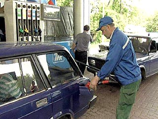 Цены на бензин стабилизировались и, возможно, даже будут снижаться. Хотя за прошедший год - с конца апреля 2002 года - бензин в среднем по России подорожал на 39,1%
