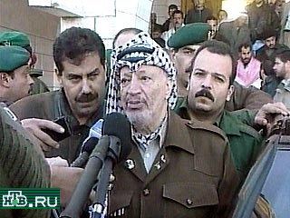 лидер Организации освобождения Палестины Ясир Арафат срочно вылетел из Газы в Каир для консультаций с президентом Египта Хосни Мубараком