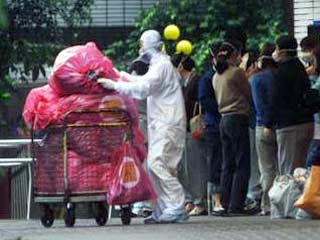 30 тонн мусора вывезли коммунальные службы Гонконга из двух смежных квартир, принадлежащих пенсионерке