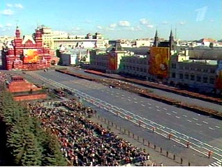 Военный парад в ознаменование 58-й годовщины Победы в Великой Отечественной войне 1941-1945 годов прошел на Красной площади столицы