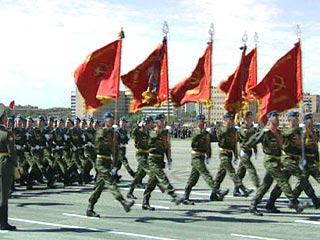 9 мая российские воины, судя по всему, последний раз в своей истории маршировали под советскими штандартами