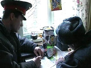 Майор милиции Дмитрий Москалев и лейтенант Александр Копылов приехали в квартиру подруги женщины, совершившей убийство. Когда выяснилось, что в квартире убийцы нет, они сорвали свою злость на хозяйке