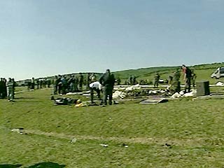По последним данным, в среду в результате теракта около чеченских селений Илисхан-Юрт и Белоречье погибли 26 человек, из них 12 - непосредственно на месте взрыва. Около 140 человек получили ранения