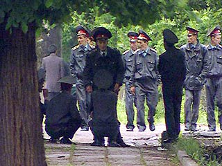 В Киргизии банда, избив в ГУВД и УВД милиционеров, похитила 20 автоматов